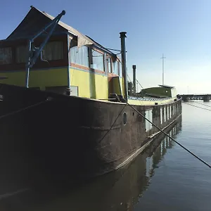 The Island Houseboat Couette-café